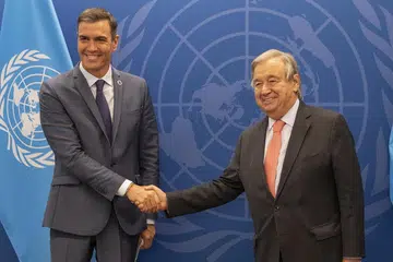 PELUANG BERTEMU: Perdana Menteri Sepanyol, Encik Pedro Sanchez (kiri), berjabat tangan dengan Setiausaha Agung Pertubuhan Bangsa-Bangsa Bersatu (PBB), Encik Antonio Guterres, di ibu pejabat PBB di New York, pada Isnin lalu. - Foto EPA-EFE