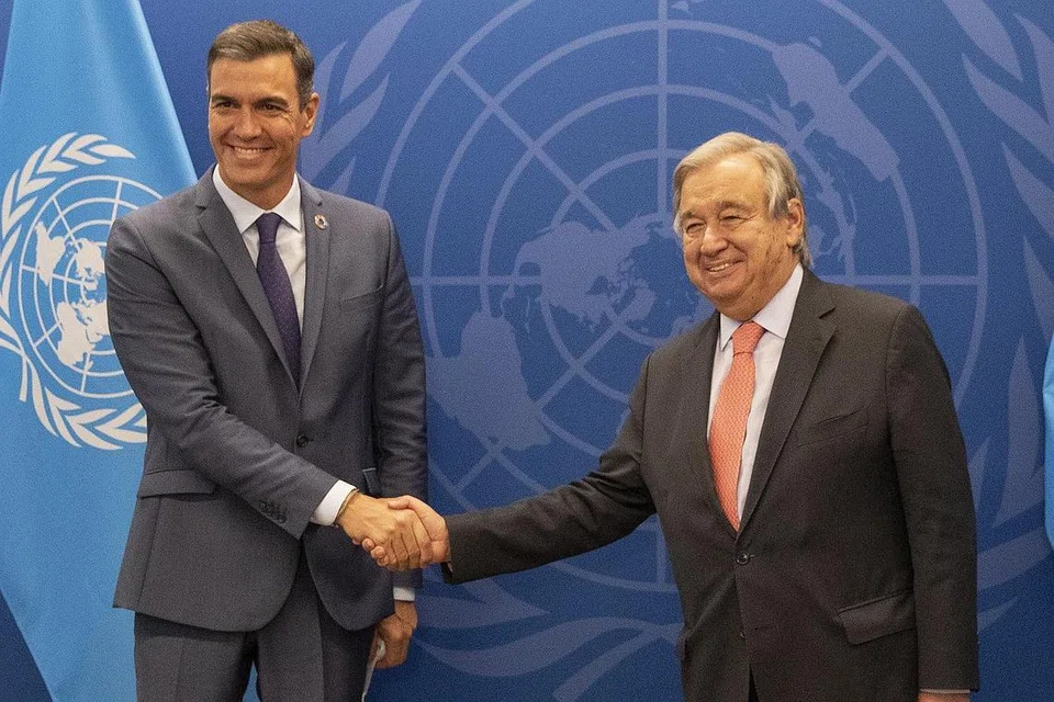 PELUANG BERTEMU: Perdana Menteri Sepanyol, Encik Pedro Sanchez (kiri), berjabat tangan dengan Setiausaha Agung Pertubuhan Bangsa-Bangsa Bersatu (PBB), Encik Antonio Guterres, di ibu pejabat PBB di New York, pada Isnin lalu. - Foto EPA-EFE