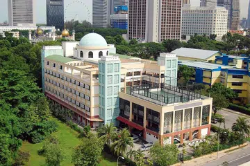 WARISAN PEWAKAF KITA: Madrasah Aljunied, meskipun tidak lagi berdiri di atas tanah wakaf, masih menerima sumbangan wakaf bagi menampung sebahagian kos operasinya. - Foto - SHAMSUL JANGARODIN
