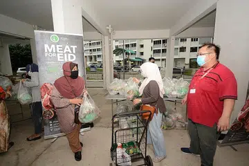 HABUAN UNTUK KELUARGA SUSAH: SEPERTI TAHUN-TAHUN LALU seminggu dua sebelum sambutan Hari Raya Aidilfitri, Jamiyah akan mengagihkan hamper 'Meat-for-Eid' kepada benefisiari Jamiyah, yang kebanyakannya merupakan keluarga kurang berkemampuan.- Foto JAMIYAH SINGAPURA 