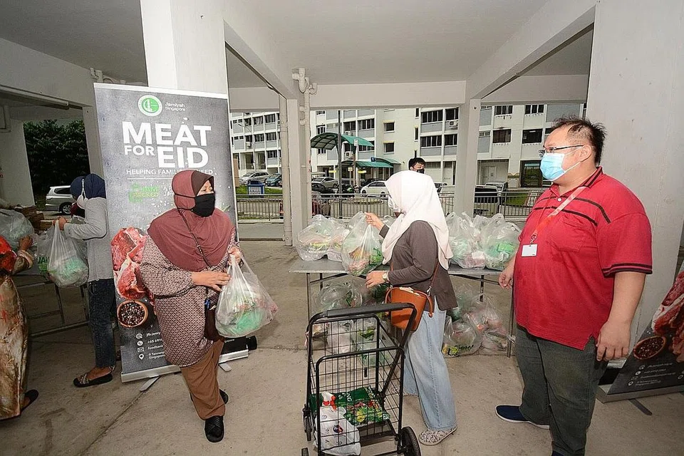 HABUAN UNTUK KELUARGA SUSAH: SEPERTI TAHUN-TAHUN LALU seminggu dua sebelum sambutan Hari Raya Aidilfitri, Jamiyah akan mengagihkan hamper 'Meat-for-Eid' kepada benefisiari Jamiyah, yang kebanyakannya merupakan keluarga kurang berkemampuan.- Foto JAMIYAH SINGAPURA 