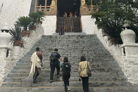 Sebuah kuil di Bhutan, Punakha Dzong, yang mempunyai banyak tangga.