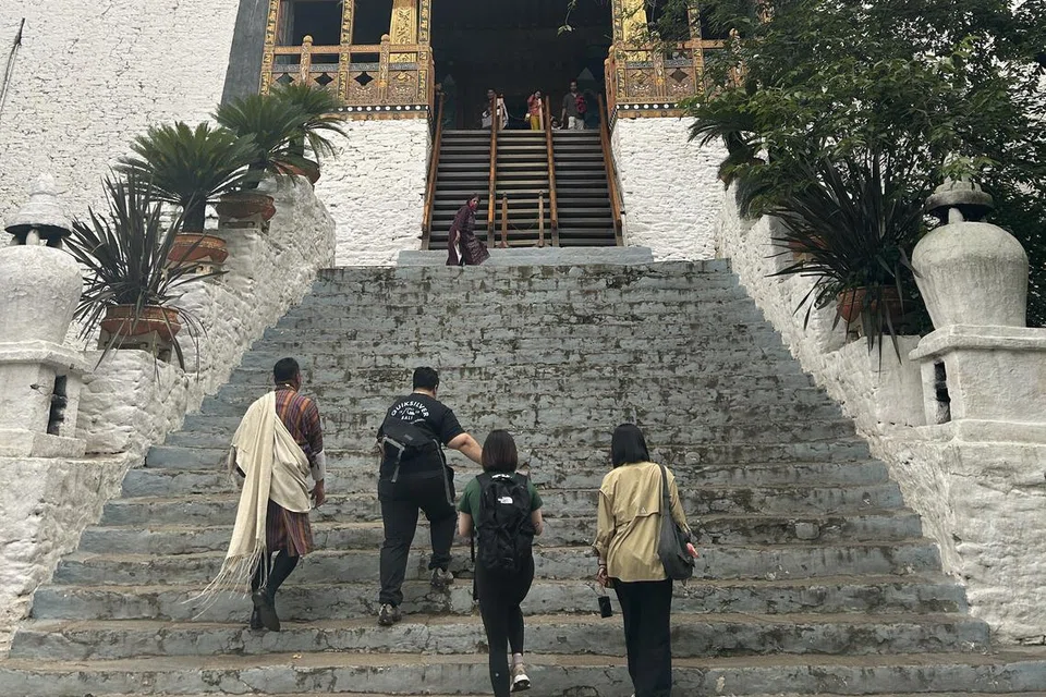 Sebuah kuil di Bhutan, Punakha Dzong, yang mempunyai banyak tangga.