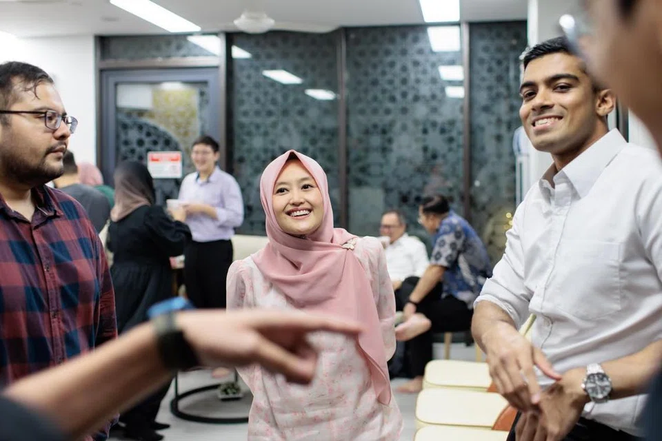 Menteri Negara (Penerangan dan Pembangunan Digital merangkap Kesihatan), Cik Rahayu Mahzam (tengah), menganggap sesi buka puasa itu sebagai acara menjalin rangkaian yang bermakna. 