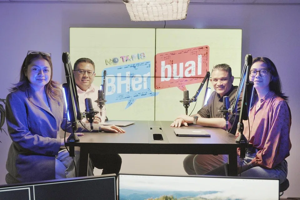 Presiden baru Dewan Perniagaan dan Perusahaan Melayu Singapura (DPPMS), Encik Abdul Malik Hassan (dua dari kanan), dan Pengarah Eksekutif DPPMS, Cik Nadiah Hassan (kiri), berkongsi pandangan mereka di Podcast BHerbual NoTapis Berita Harian (BH) pada 27 Mei yang dihoskan bersama oleh Koresponden BH, Encik Anwar Saleh, dan Wartawan BH, Cik Shiqin Ramadan.