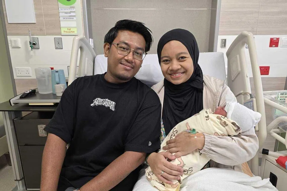 Luqman Haziq Roslan dan isteri, Cik Nur Sabrina Mazlan, new year baby