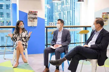 KONGSI PENGALAMAN: Antara kakitangan yang memberi pandangan dan berkongsi pengalaman dalam sesi pertemuan dengan Dr Tan See Leng (kanan) semalam ialah Pengurus Kanan, Deloitte Consulting Southeast Asia, Cik Lissa Toh (kiri) dan Pengarah Urusan Serantau Deloitte Consulting Southeast Asia, Encik Eugene Ho (tengah). - Foto MOM