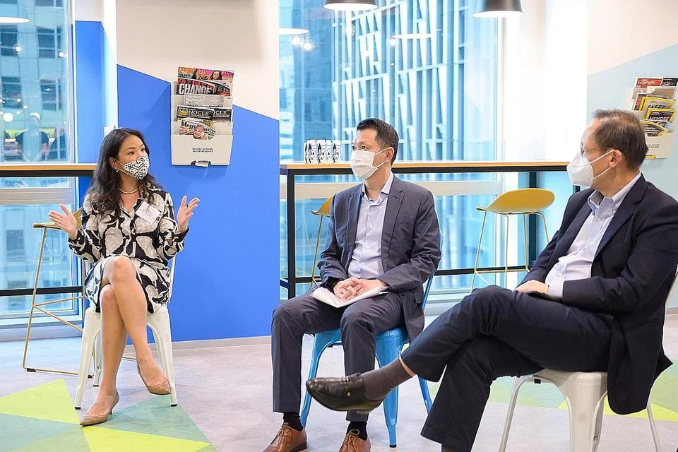 KONGSI PENGALAMAN: Antara kakitangan yang memberi pandangan dan berkongsi pengalaman dalam sesi pertemuan dengan Dr Tan See Leng (kanan) semalam ialah Pengurus Kanan, Deloitte Consulting Southeast Asia, Cik Lissa Toh (kiri) dan Pengarah Urusan Serantau Deloitte Consulting Southeast Asia, Encik Eugene Ho (tengah). - Foto MOM