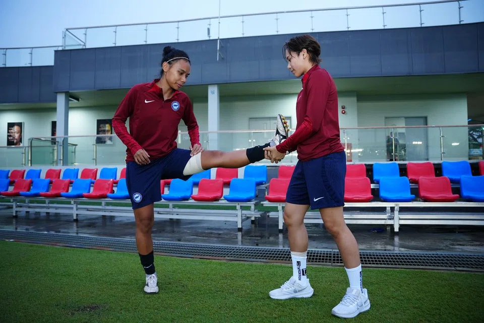 Kapten, Rosnani Azman (kiri), dan penyerang, Farhanah Ruhaizat, adalah dua pemain senior dalam pasukan bola sepak nasional wanita Singapura.