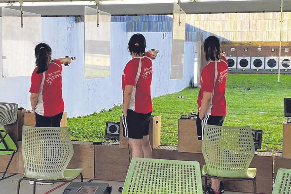 KAWALAN SENJATA: Penembak jalani latihan di Pusat Tembakan Nasional di Choa Chu Kang (gambar atas). Menteri Negara (Ehwal Dalam Negeri) Encik Desmond Tan kunjungi pusat itu baru-baru ini untuk memahami operasinya. - Foto DESMOND TAN/FACEBOOK, fail 
