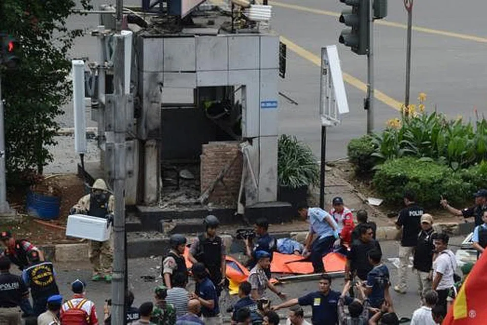 SASARAN PENGGANAS: Pegawai polis mula mengepung kawasan di sekitar pondok polis di Jakarta, tempat dua lelaki bersenjata melepaskan tembakan, menyebabkan seorang anggota polis terkorban dan tiga orang cedera parah. - Foto AFP