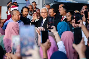 Mantan Perdana Menteri Malaysia ke-9, Datuk Seri Ismail Sabri Yaakob (tengah, berambut putih), hadir ke Mahkamah Sesyen Kuala Lumpur pada 27 Ogos, untuk menghadapi pertuduhan tidak mengisytiharkan harta bernilai jutaan ringgit.