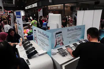 BERITA DI HUJUNG JARI: Acara pelancaran rasmi Tablet Berita Harian (BH) telah diadakan di Festive Plaza, Our Tampines Hub (OTH) pada Oktober tahun lalu. - Foto-foto fail