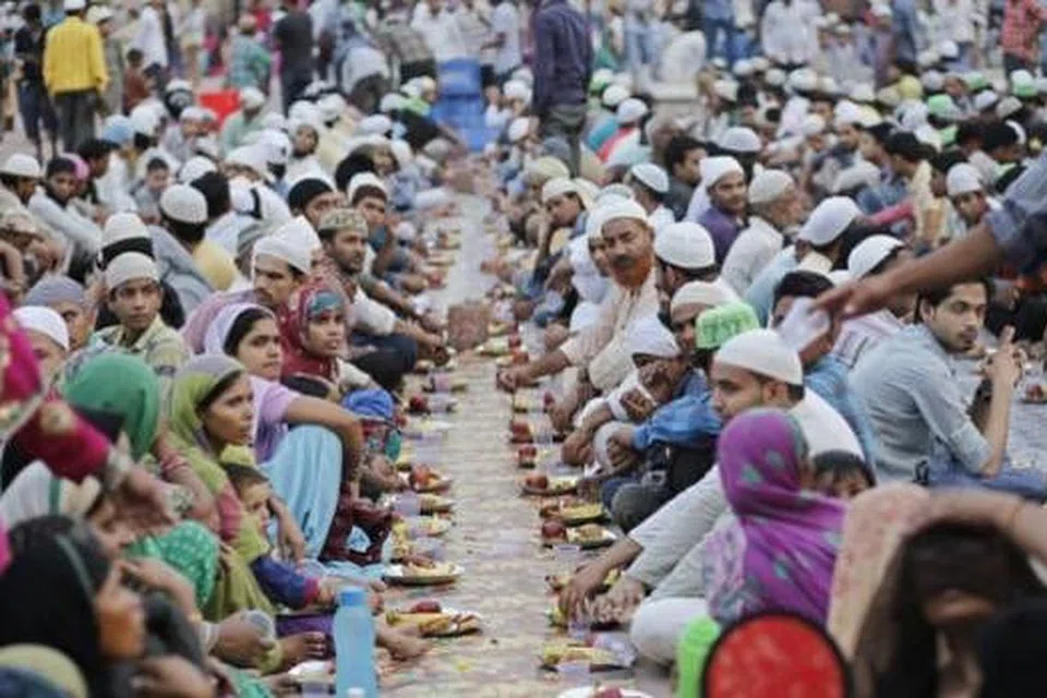 BUKA BERAMAI-RAMAI: Muslim dan Muslimah menanti azan maghrib untuk berbuka di Masjid Jamek di Dehli, India, Isnin lalu. - Foto-foto AFP dan REUTERS. 