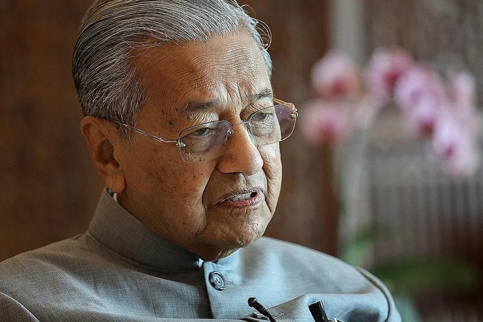 'TIDAK TERLALU YAKIN' PADA KEPIMPINAN SETERUSNYA: Dr Mahathir berkata beliau "tidak terlalu yakin" pada generasi kepimpinan seterusnya dalam Pakatan Harapan. Terdapat juga ketidakpastian tentang penyerahan kuasa yang dijanjikannya kepada Datuk Anwar. - Foto fail REUTERS