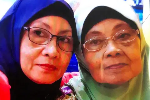 IBU TERCINTA: Ibu Sanisah Huri, Allahyarhamha Aneda Rafiah (kanan) yang meninggal dunia pagi semalam menjadi keutamaan biduanita itu yang menjaganya penuh kasih sayang. - Foto ihsan SANISAH HURI