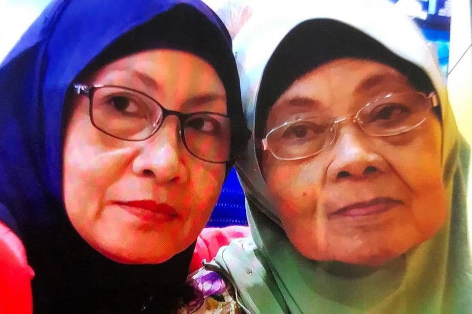 IBU TERCINTA: Ibu Sanisah Huri, Allahyarhamha Aneda Rafiah (kanan) yang meninggal dunia pagi semalam menjadi keutamaan biduanita itu yang menjaganya penuh kasih sayang. - Foto ihsan SANISAH HURI