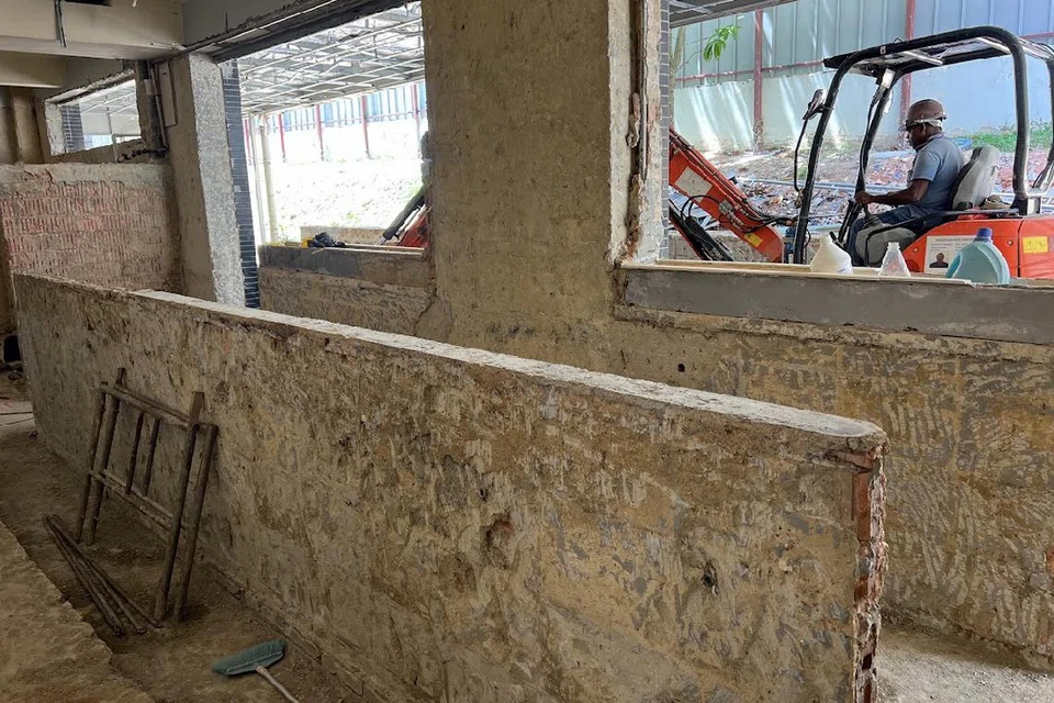 PERLU DANA: Masjid Darul Makmur masih mengumpulkan dana untuk kerja peningkatan yang bermula pada April lalu dan pihak warga kerja masjid masih mengharapkan sumbangan derma daripada masyarakat.