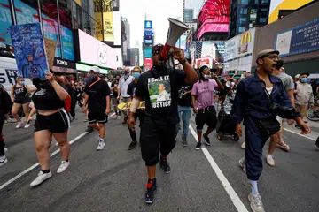 TUNJUK PERASAAN: Penunjuk perasaan mendesak kesetaraan antara kaum ketika mereka berjalan melalui Times Square di Manhattan menyusuli kes tembakan ke atas Encik Blake di Kenosha Ahad lalu. - Foto REUTERS