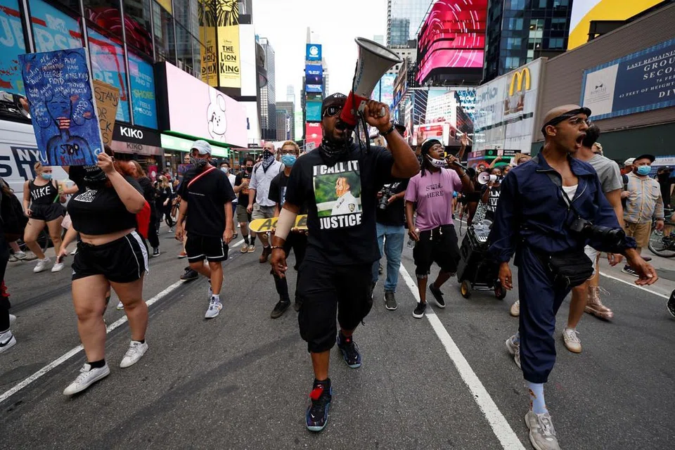 TUNJUK PERASAAN: Penunjuk perasaan mendesak kesetaraan antara kaum ketika mereka berjalan melalui Times Square di Manhattan menyusuli kes tembakan ke atas Encik Blake di Kenosha Ahad lalu. - Foto REUTERS