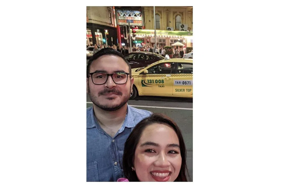 SEKATAN DILONGGAR: Dengan sekatan pergerakan kini dilonggarkan, Encik Khaleeq dan isterinya, Cik Aishah Beck, ghairah hendak bertemu keluarganya. Gambar diambil tahun lalu. - Foto ihsan KHALEEQ HYDAR