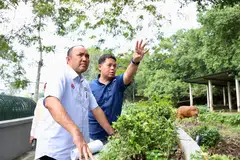 Pengerusi Jawatankuasa Perumahan dan Kerajaan Tempatan Johor, Datuk Mohd Jafni Md Shukor (kiri), mengunjungi Taman Haiwan Johor pada November 2024 bagi cadangan kerja-kerja naik taraf fasa kedua. Menteri Besar, Datuk Onn Hafiz Ghazi, telah meluluskan RM5 juta ($1.52 juta) untuk fasa kedua kerja-kerja menaik taraf taman haiwan itu, yang dijadualkan bermula pada suku pertama 2025.