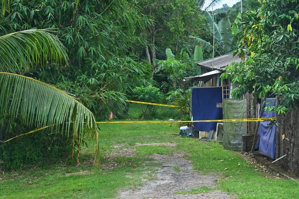 Persekitaran rumah penyerang telah dikepung dengan pita kuning oleh pihak polis.