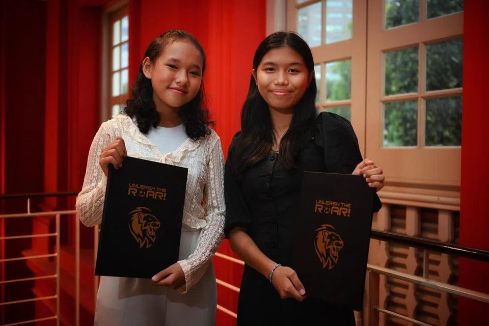 PELUANG TEBAR SAYAP: Seri Ayu Natasha Naszri (kiri) dan Irsalina Irwan merupakan antara lapan penerima Biasiswa Luar Negara pertama ‘Unleash The Roar!’ yang akan belajar dan berlatih bola sepak sepenuh masa di Sepanyol dan Amerika Syarikat.