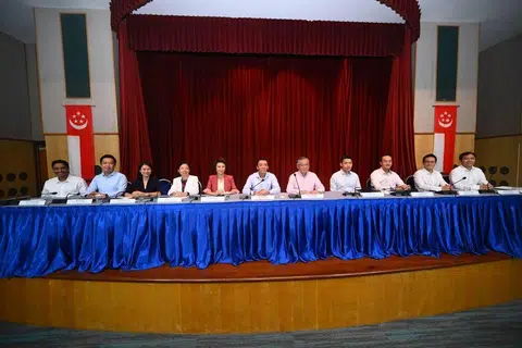 Timbalan Perdana Menteri merangkap Menteri Perdagangan dan Perusahaan, Encik Gan Kim Yong (lima dari kanan), mengumumkan barisan penjawat politik yang akan menerajui semakan strategi ekonomi negara pada 4 Ogos 2025. 
