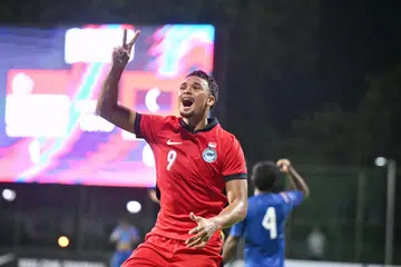 Penyerang Singapura, Ikhsan Fandi, berjaya menjaringkan dua gol untuk membantu pasukannya menang 3-1 menentang Maldives dalam perlawanan persahabatan di Stadium Bishan pada 5 Jun. Kemenangan itu penting bagi memberi keyakinan kepada pasukan Singa menjelang perlawanan kelayakan Piala Asia penting menentang Bangladesh pada 10 Jun. 