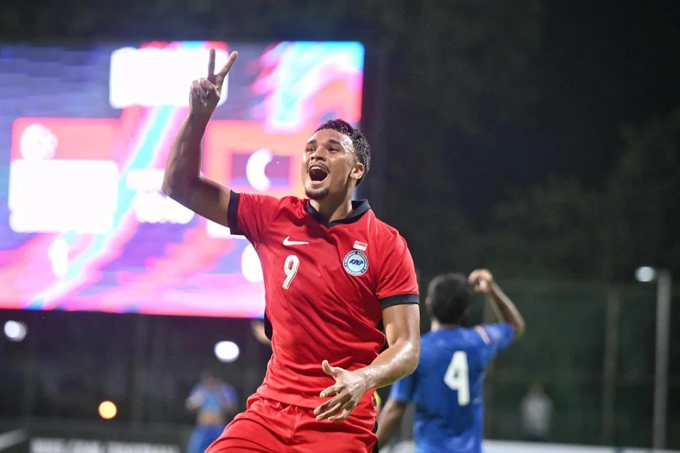 Penyerang Singapura, Ikhsan Fandi, berjaya menjaringkan dua gol untuk membantu pasukannya menang 3-1 menentang Maldives dalam perlawanan persahabatan di Stadium Bishan pada 5 Jun. Kemenangan itu penting bagi memberi keyakinan kepada pasukan Singa menjelang perlawanan kelayakan Piala Asia penting menentang Bangladesh pada 10 Jun. 