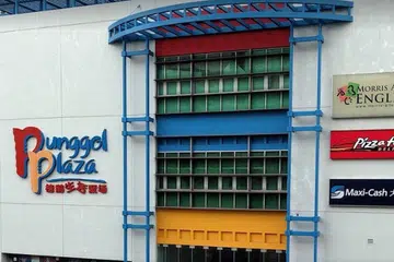 DIBERSIHKAN: Proses pembersihan terperinci dijalankan ke atas restoran Pizza Hut di Punggol Plaza. - Foto TANGKAP LAYAR GOOGLE MAPS