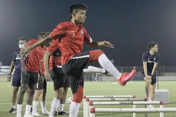 FOKUS PADA SASARAN: Yasir (tengah) dan pemain lain pasukan Singa dalam satu sesi latihan kelmarin bersiap sedia berdepan Palestin di Stadium Antarabangsa King Fadh malam esok. - Foto PERSATUAN BOLA SEPAK SINGAPURA