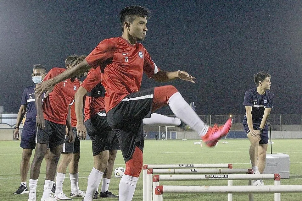 FOKUS PADA SASARAN: Yasir (tengah) dan pemain lain pasukan Singa dalam satu sesi latihan kelmarin bersiap sedia berdepan Palestin di Stadium Antarabangsa King Fadh malam esok. - Foto PERSATUAN BOLA SEPAK SINGAPURA