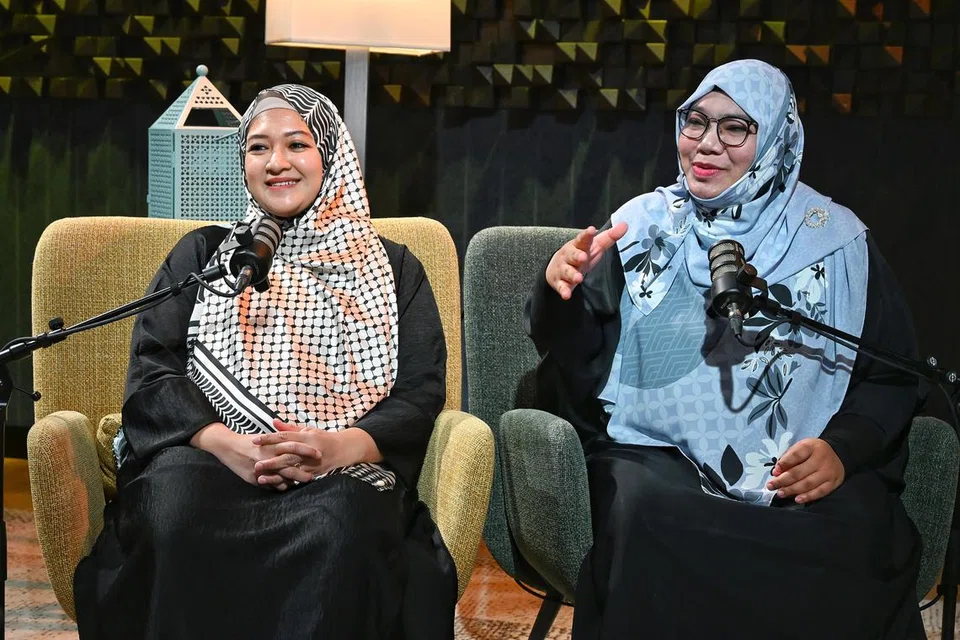 Sebagai seorang ibu, Ustazah Nadia Hanim Abdul Rahman (kanan) dan Sharifah Fashiha Syed Ali berkongsi panduan yang mereka amalkan untuk menggalak anak kecil berpuasa sepanjang Ramadan.