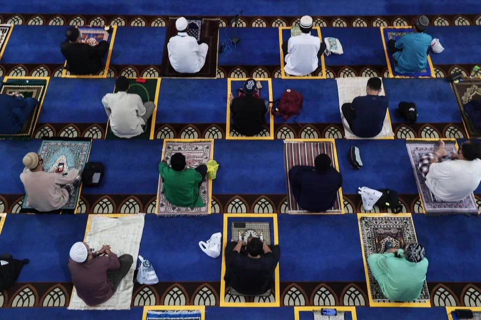 Syukur masjid dibuka semula untuk solat Jumaat, berjemaah - Foto BH oleh KELVIN CHNG