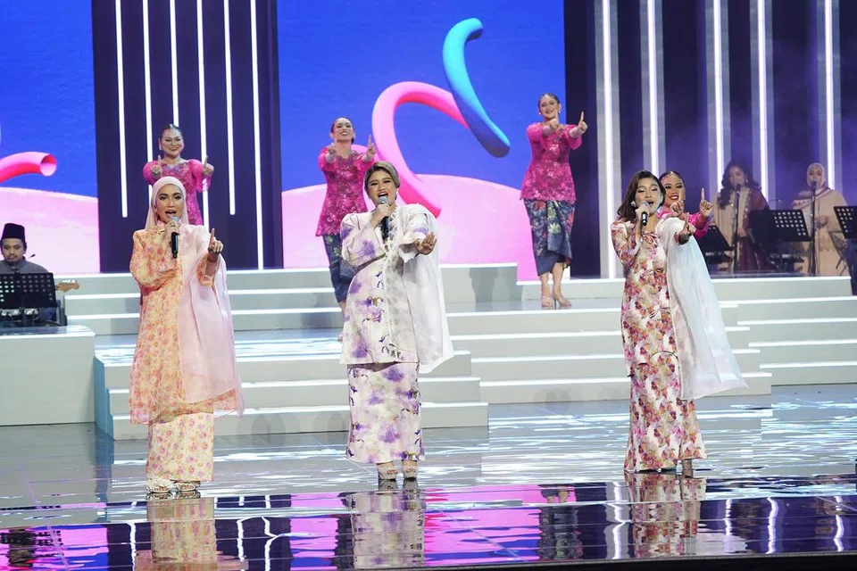 Penampilan penyanyi muda, (dari kiri) Shazza, Zalelo dan Khally, menyuntik kesegaran pada ‘Sinar Lebaran’.