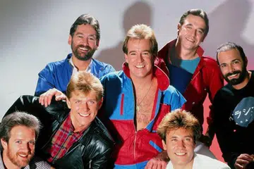 CHICAGO: Ketiadaan vokalis kumpulan, Peter Cetera (dua dari kiri), amat dirindui tetapi ia diubati dengan sajian lagu solonya. - Foto BILLBOARD