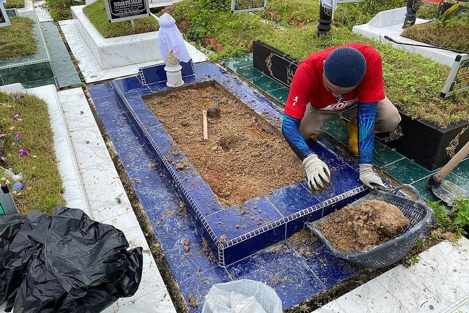 BERSIHKAN KUBUR: Ustaz Nazer membersihkan kubur di Pusara Abadi. - Foto ihsan USTAZ MUHAMMAT NAZER MONET