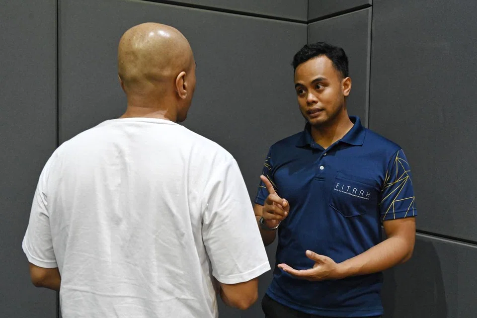 Bagi penyelaras program Pusat Khidmat Penjagaan Berterusan Bagi Pesalah dan Keluarga (Fitrah), Ustaz Noor Hakeem Azman (kanan), program pemulihan berasaskan keagamaan di penjara menjadi salah satu langkah dalam pemulihan dan integrasi semula banduan dalam masyarakat. Turut bersama beliau adalah banduan ‘Zal’ (bukan nama sebenar) (kiri).