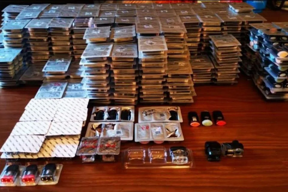 DIRAMPAS: Vape elektronik dan katrij cecair elektronik dirampas daripada rumah seorang penjual yang disyaki.