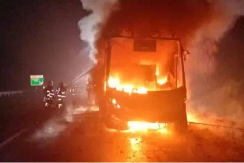 MAUT: Pelancong yang maut itu terperangkap dalam bas yang terbakar selepas kemalangan,  pada awal pagi 13 Januari. 