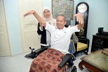DULU JAGA ISTERI, KINI DIJAGA ISTERI: Apabila isteri beliau, Cik Sarifa M.A., diserang angin ahmar, Encik Salehuddin Khalil menjaga beliau. Kini Cik Sarifa pula menjaga suaminya selepas beliau diserang Sindrom Guillain-Barré (GBS). - Foto M.O. SALLEH