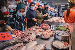 NAIK HARGA: Kenaikan harga bagi barangan seperti daging, ayam, ikan dan sayur-sayur dikatakan sukar dielak kerana kos minyak dan barangan dari pembekal yang telah meningkat. - Foto BH oleh NUR DIYANA TAHA