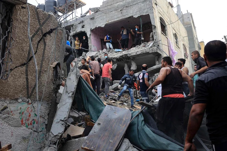 USAHA MENYELAMAT DITERUSKAN: Para penduduk Palestin giat mencari dan menyelamatkan mangsa yang mungkin terperangkap dI bawah puing runtuhan ekoran pengeboman Israel ke atas Rafah, di selatan Gaza, baru-baru ini.