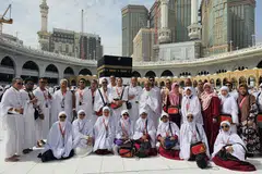 Jemaah Jalaluddin Travel & Services bergambar bersama di Masjidil Haram pada 2024. 