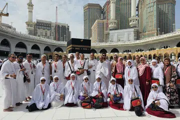 Jemaah Jalaluddin Travel & Services bergambar bersama di Masjidil Haram pada 2024. 