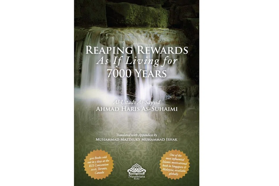 PERKENAL ULAMA MELAYU: Ustaz Mohamed Mazdiuky Mohamed Ishak, pemilik Nusantara Books menterjemah buku-buku ulama Nusantara ke dalam bahasa Inggeris, salah satunya 'Reaping Rewards As If Living For 7,000 Years' (gambar atas) agar dapat dikongsi bersama kehebatan dan keindahan ilmu daripada buku-buku tersebut. - Foto NUSANTARA BOOKS 