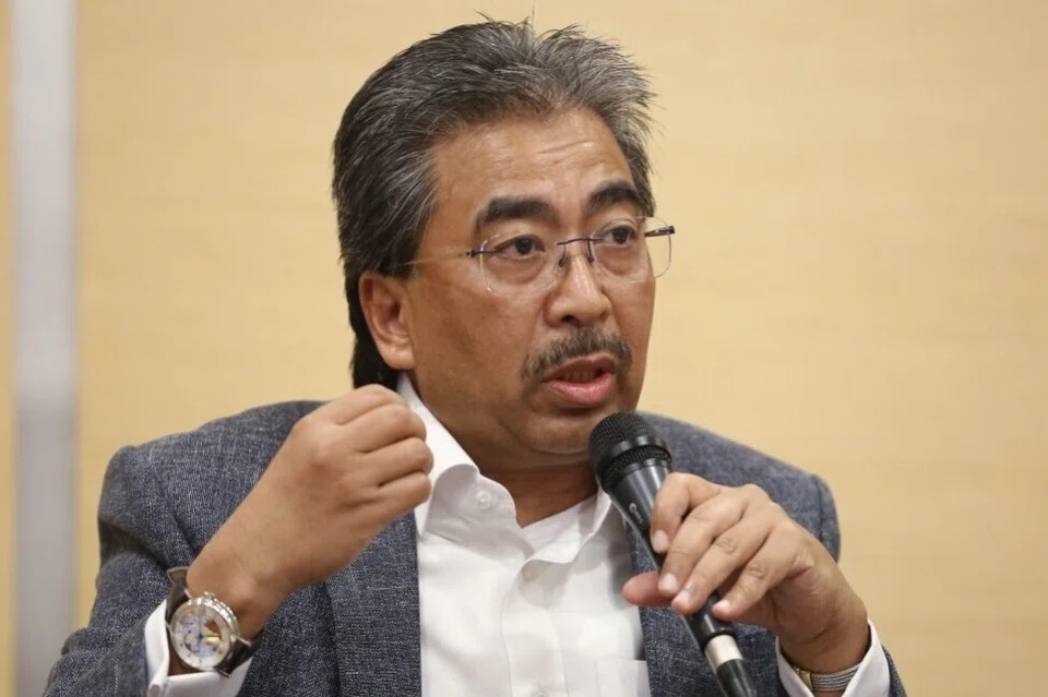 Naib Presiden Umno, Datuk Seri Johari Abdul Ghani, dilantik Menteri Pelaburan, Perdagangan dan Industri dalam Kabinet baru.