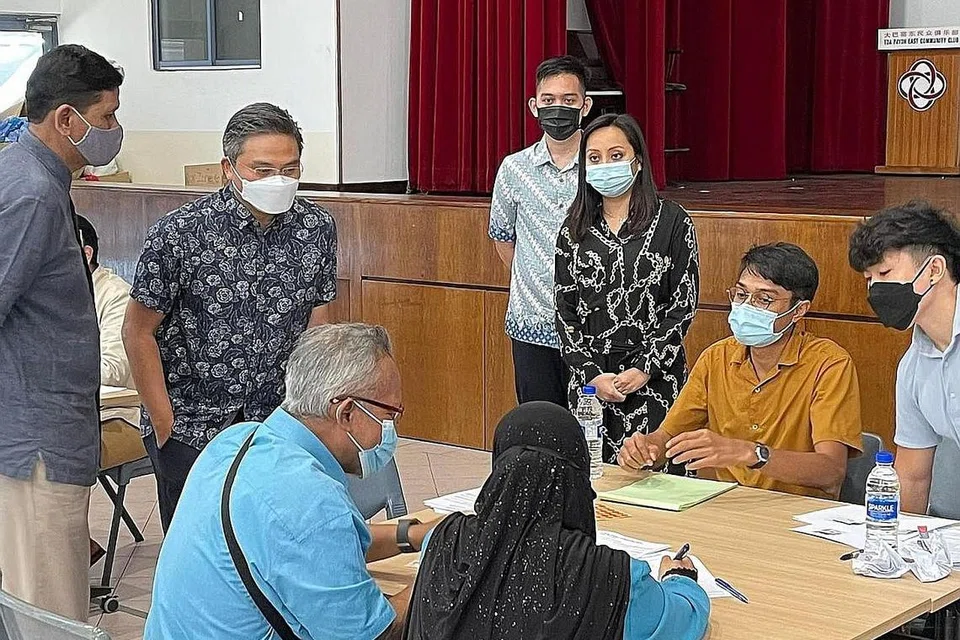 MEMAINKAN PERANAN PROAKTIF: AP GRC Bishan-Toa Payoh, Encik Saktiandi Supaat (dua dari kiri) bersama sekumpulan relawan undang-undang di bawah rangkaian M3 membantu asatizah mendaftar bagi Surat Kuasa Berkekalan (LPA) di Kelab Masyarakat Toa Payoh East baru-baru ini. Beliau tekankan kepentingan warga memainkan peranan lebih proaktif dalam mengharungi ekonomi masa depan. - Foto FACEBOOK SAKTIANDI SUPAAT